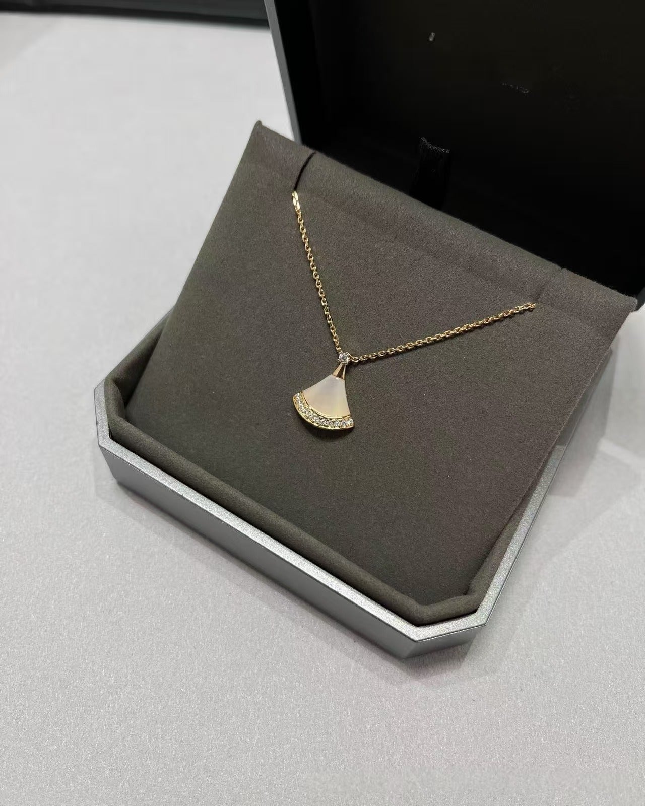 Version Fan-shaped Fritillary Female Rose Gold Necklaces