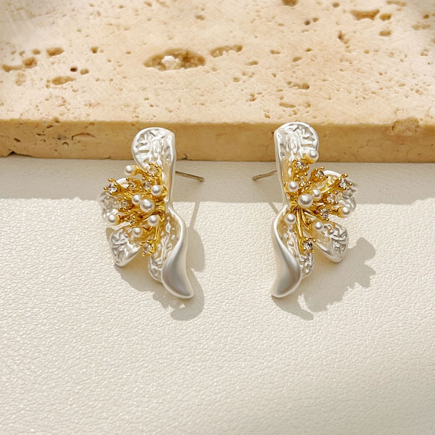 High-grade Metal Flower Fashionable Design Light Earrings