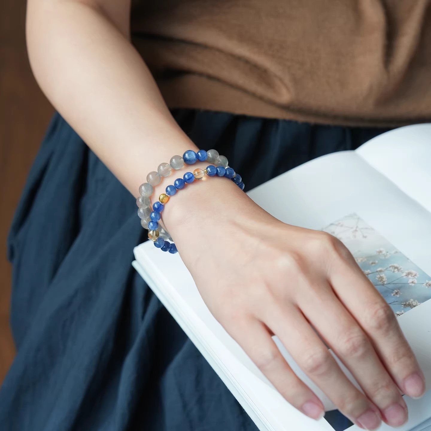 Women's Gray Moonstone Blue Crystal Simple Advanced Mood Stable Bracelets
