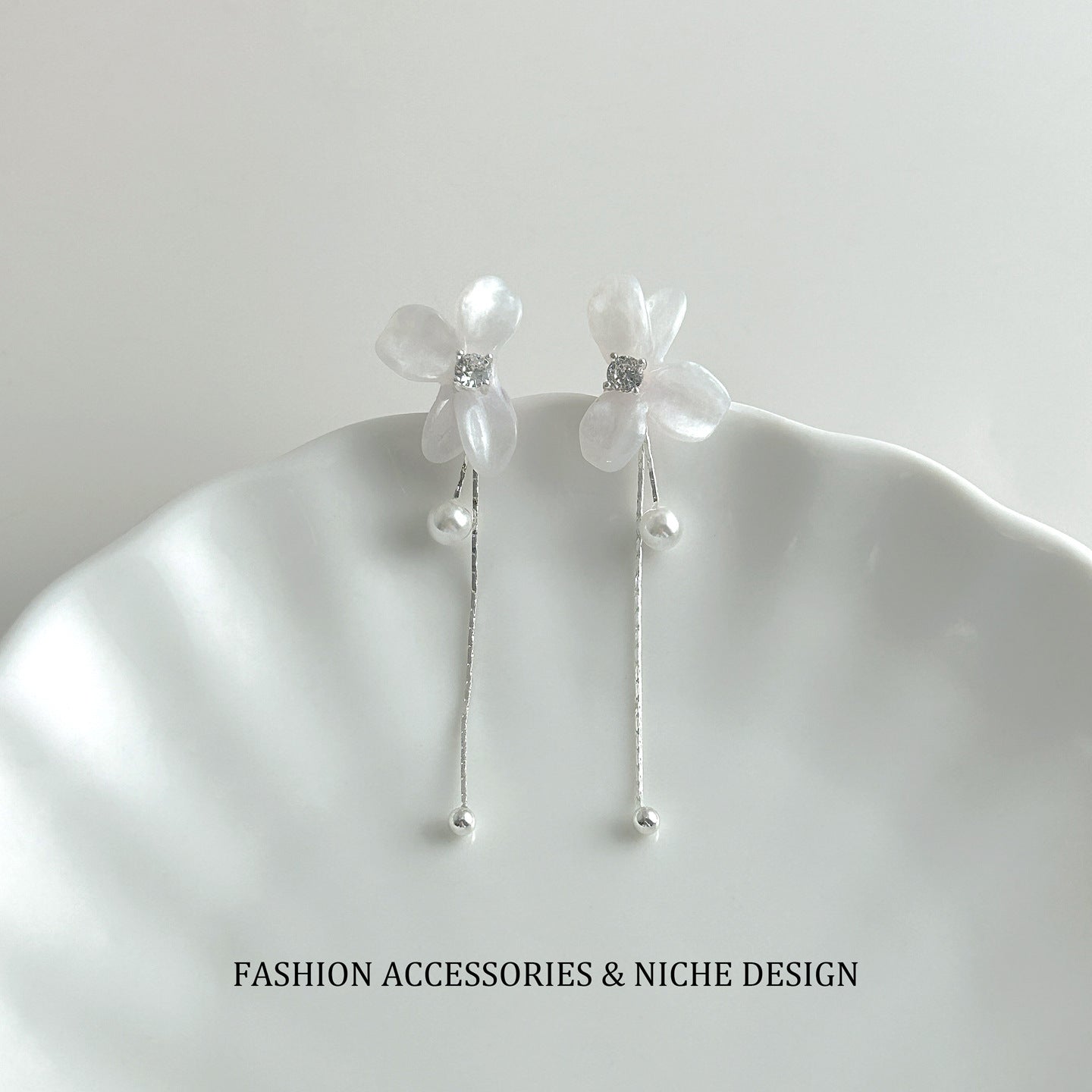 Women's Long White Flower Tassel Pearl For Gentle Fashion Dignified Generous Rings