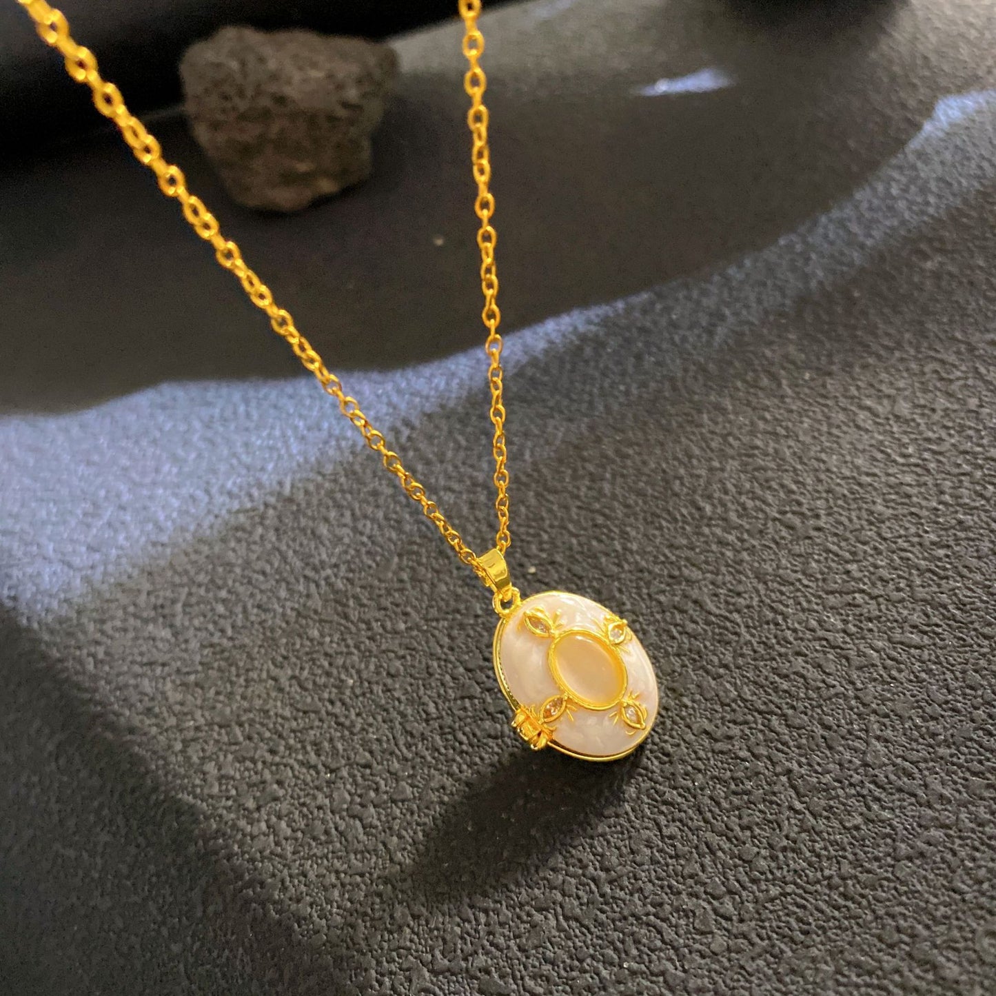 Women's Drip Glazed Box Fashion Shell Pearls Light Luxury Clavicle Pendants