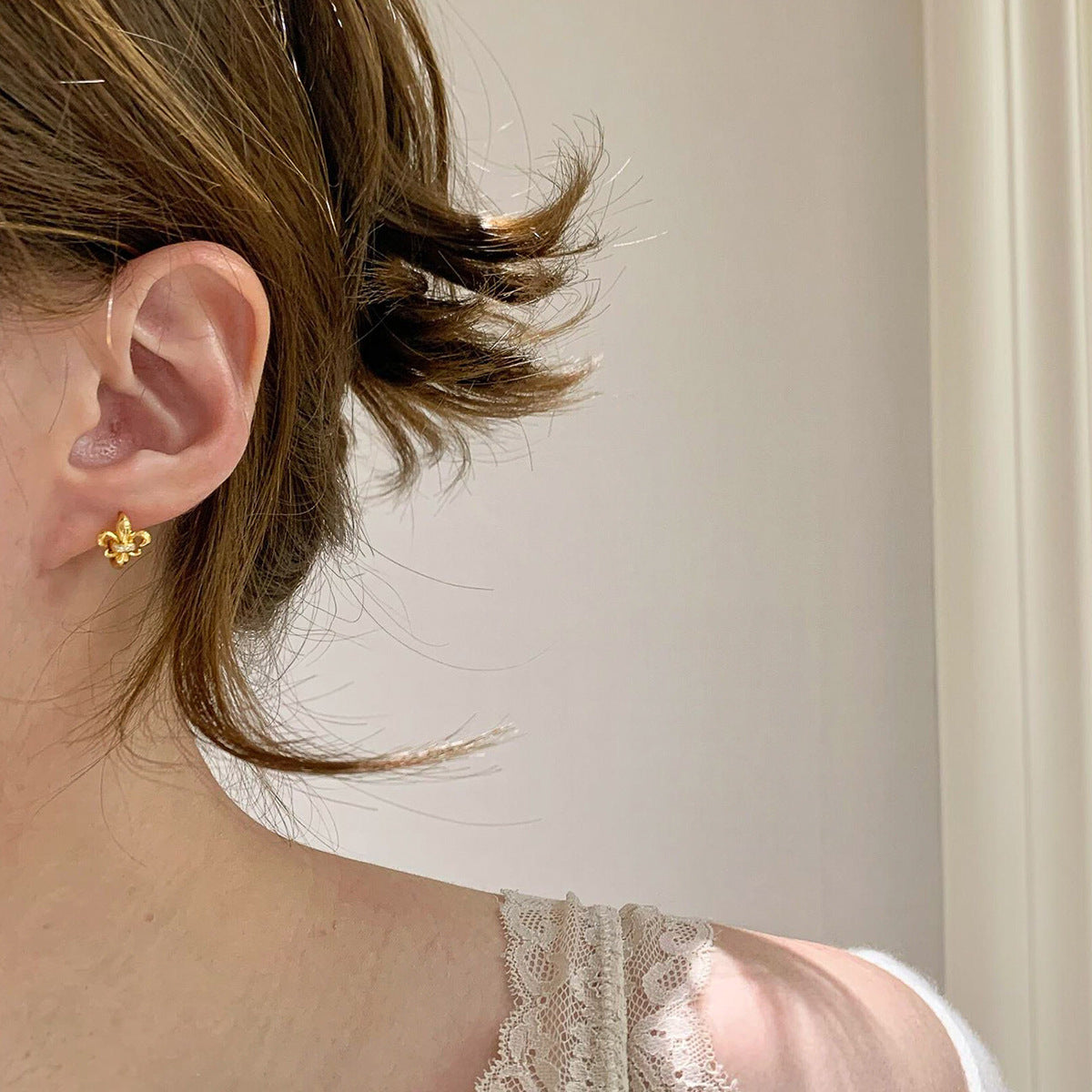 Golden Classical Rhinestone Flower-de-luce Ear Clip Light Luxury Antique Style Stud Earrings