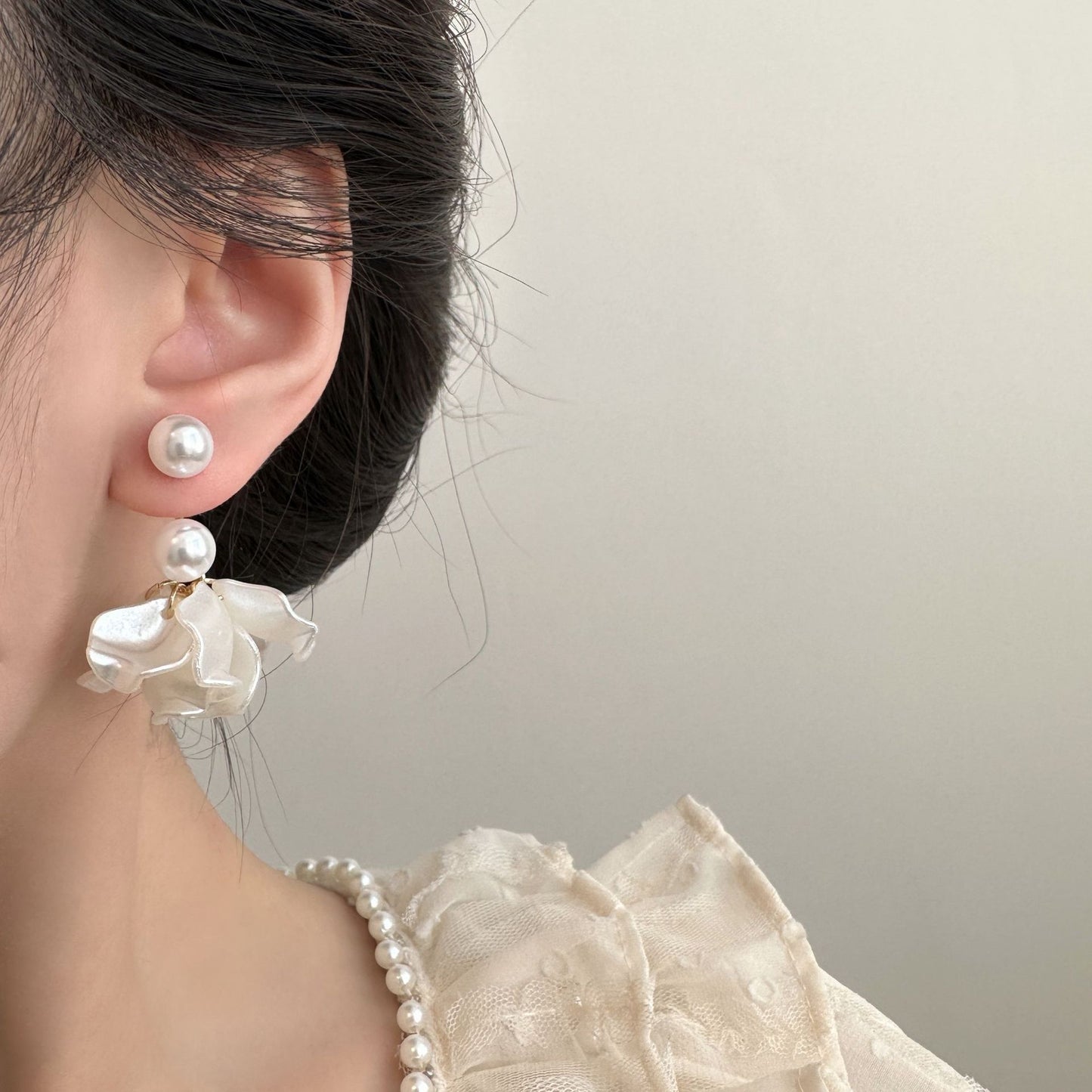 Beautiful White Pearl Petal Female Vacation Style Light Earrings