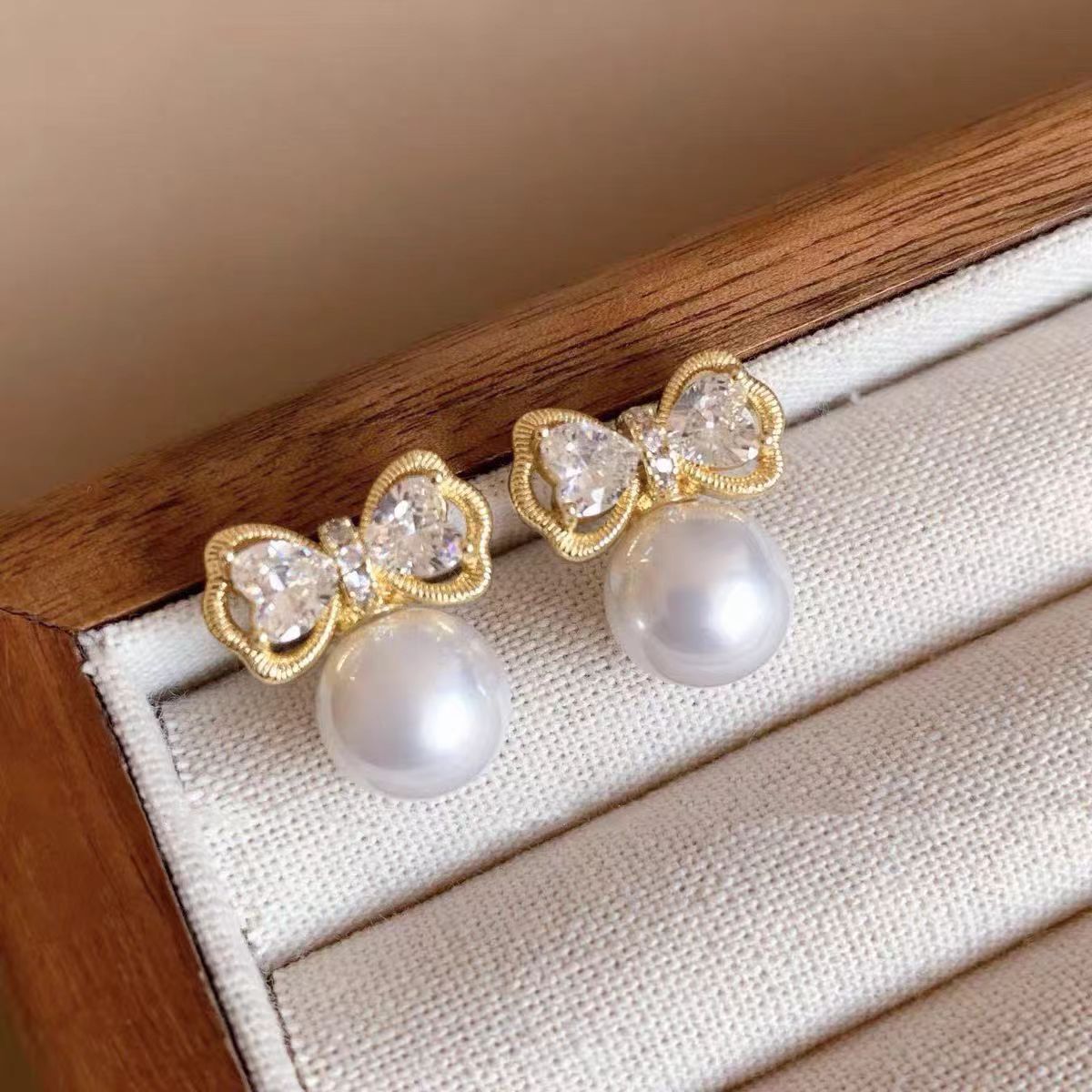 Women's Heart-shaped Zircon Pearl Ear Clip Bow High-grade Stud Earrings