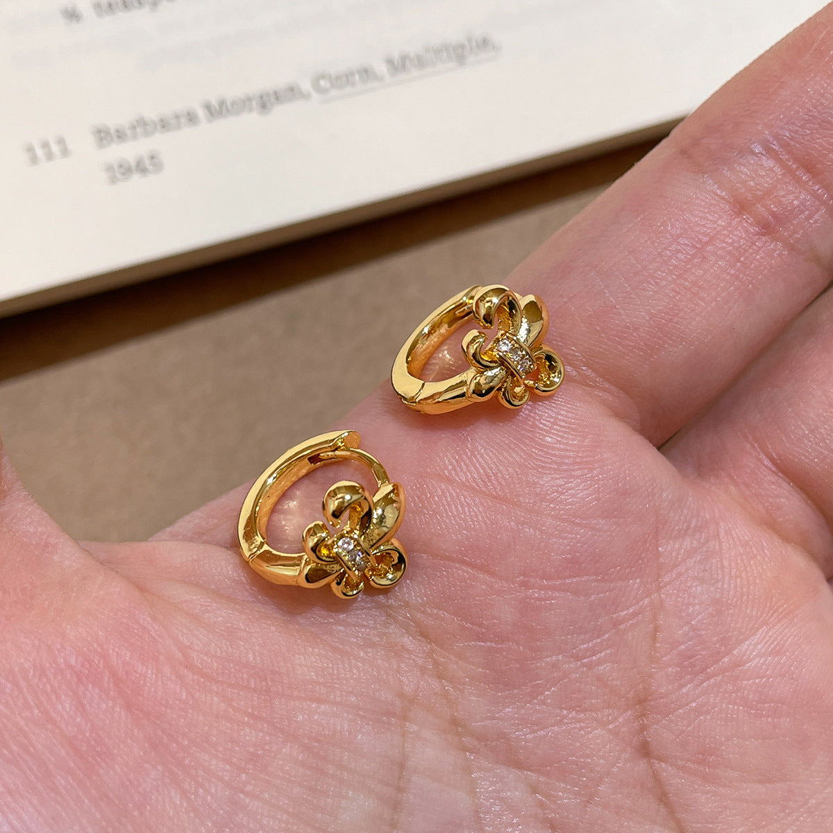 Golden Classical Rhinestone Flower-de-luce Ear Clip Light Luxury Antique Style Stud Earrings