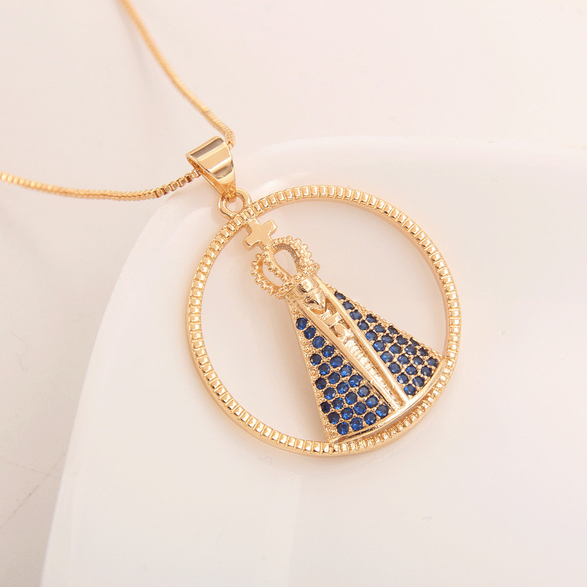 Fashionable Golden Hollow Gold Inlaid Zircon Lace Necklace