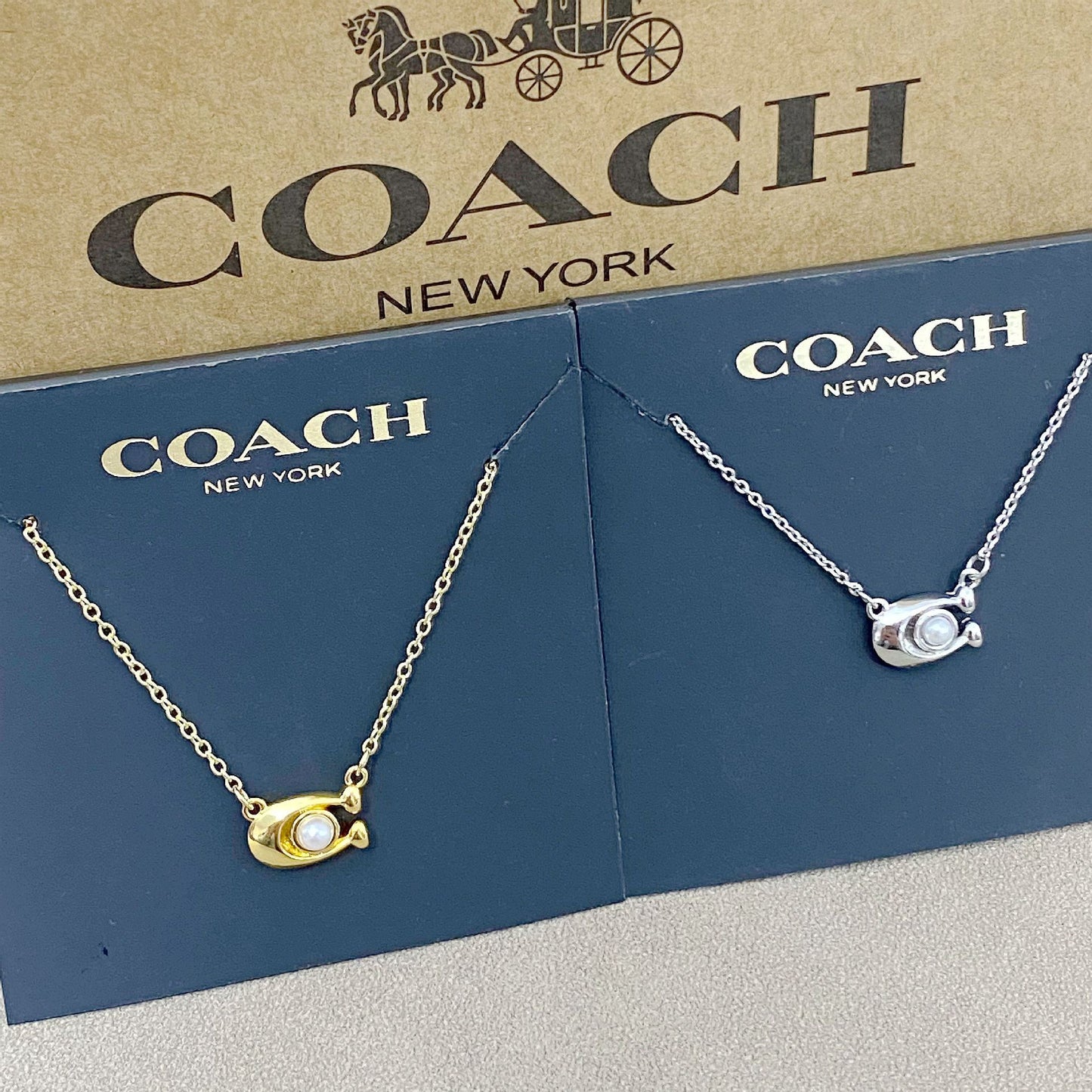 Simple Commute Design Gentle Pearl Inlaid U-shaped Letter Glossy Necklaces
