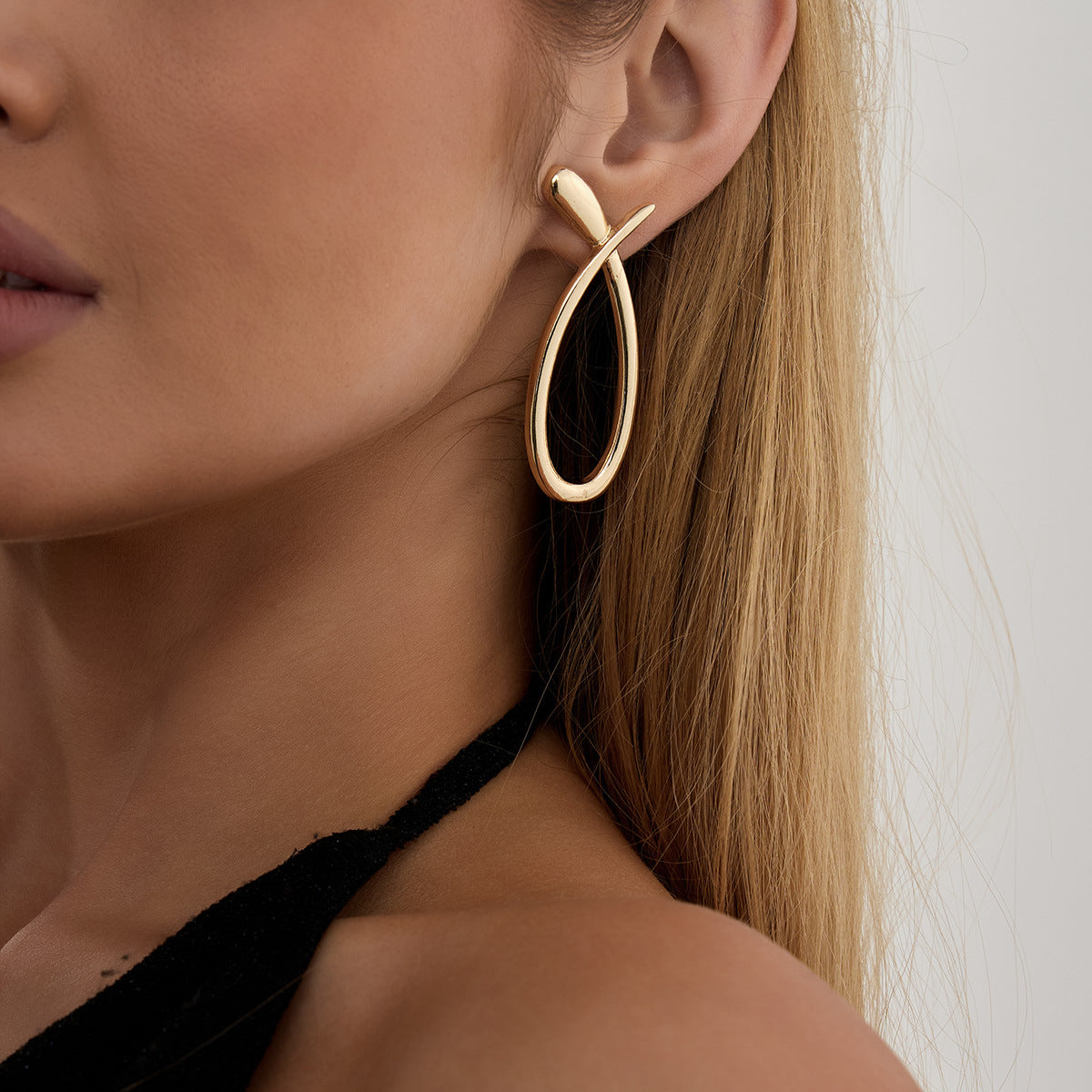 Commuter Geometric S-shaped Line Minimalist Round Stud Earrings