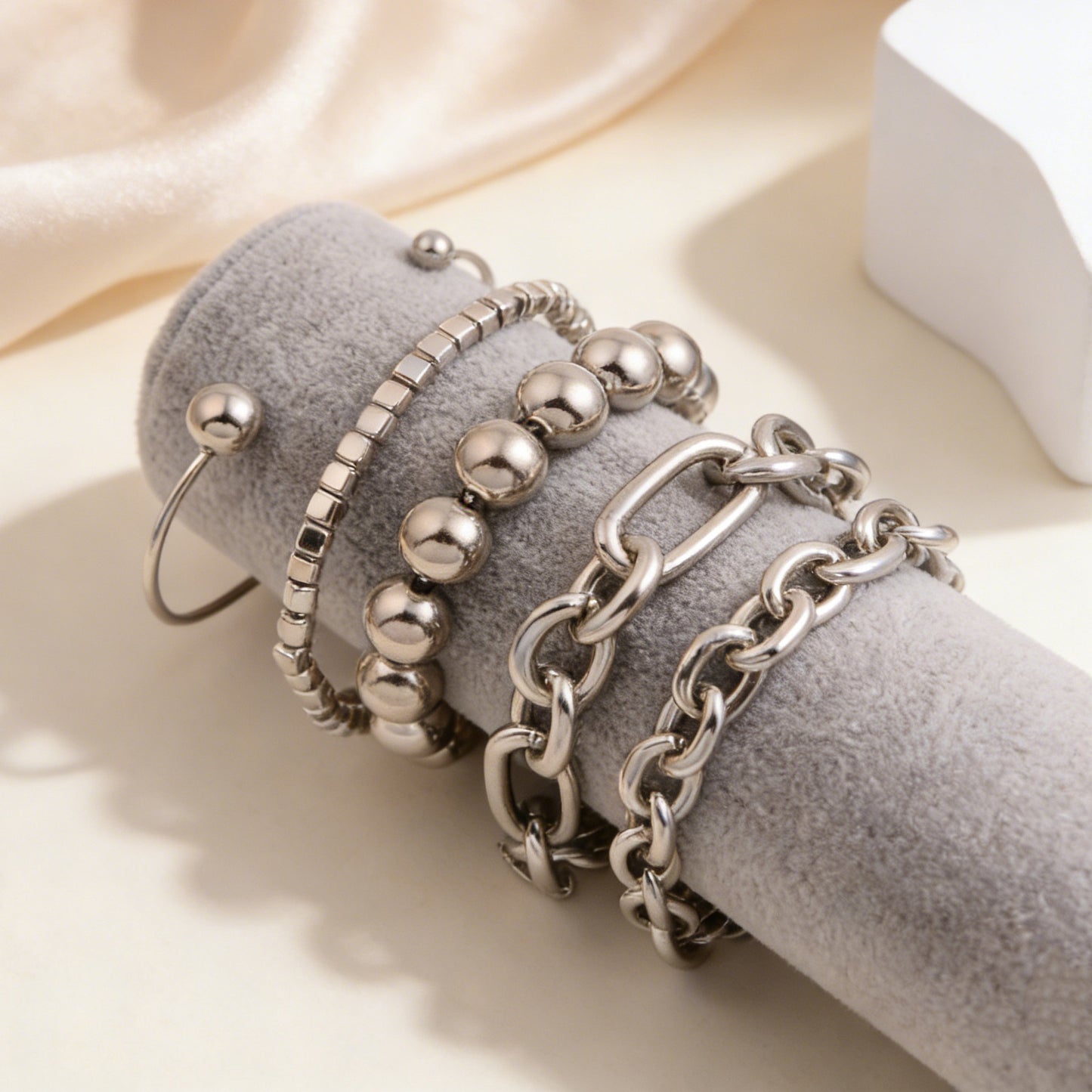 Women's Fashion Light Luxury Temperament Wave Knotted Geometric Round Bracelet