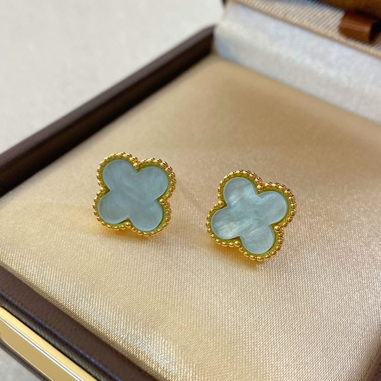 Gold-plated Retro Classic Fashion Four-leaf Clover Resin Female Light Luxury Stud Earrings