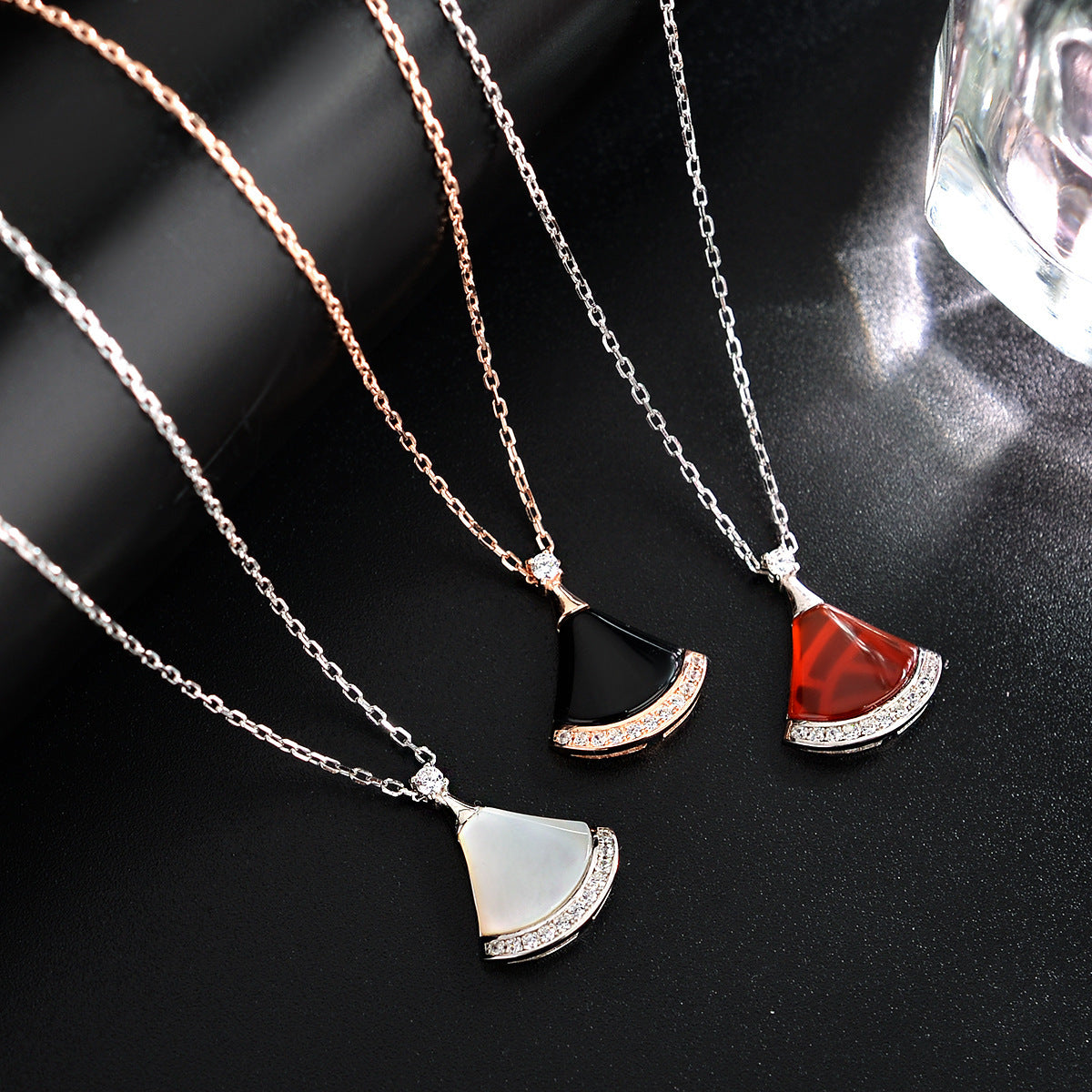 Small Skirt Female White Shell Red Agate Fan-shaped Tide Fashion Necklace