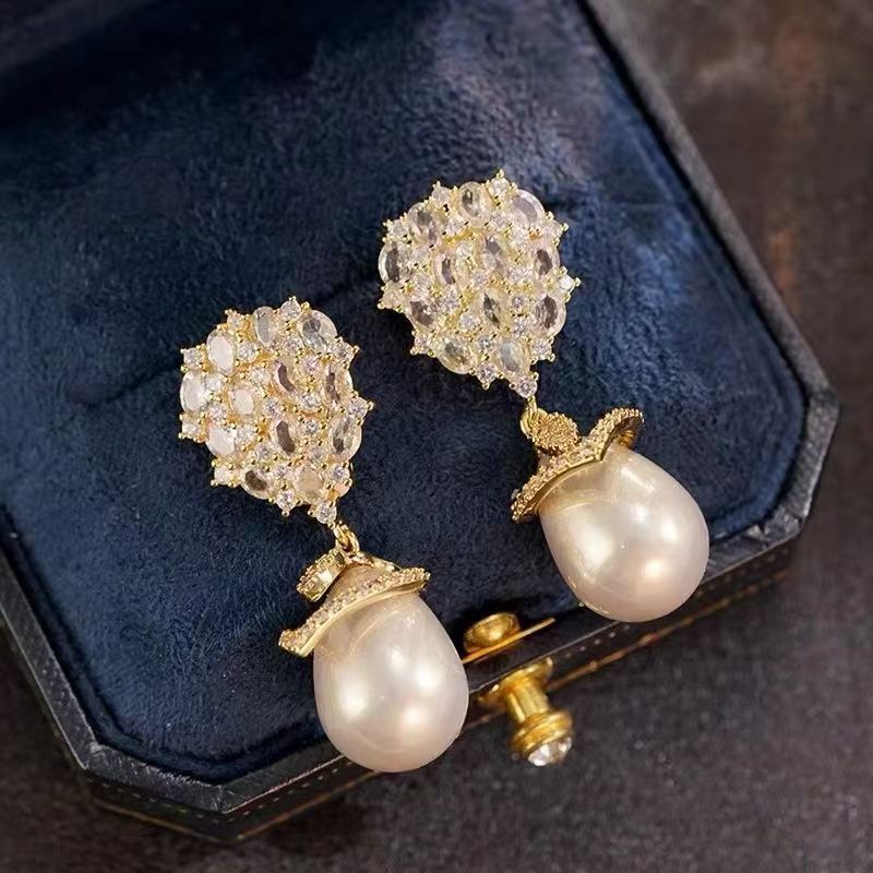 Women's Like Woman Style Electroplated Copper Studded With Zircon High-grade Imitation Stud Earrings