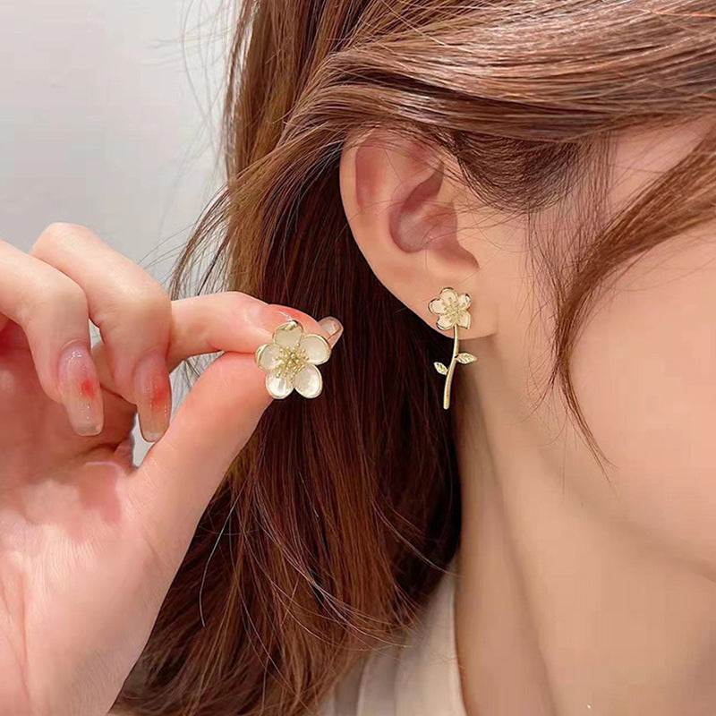 Women's Metal Eardrop Flower Pearl High-grade Earrings