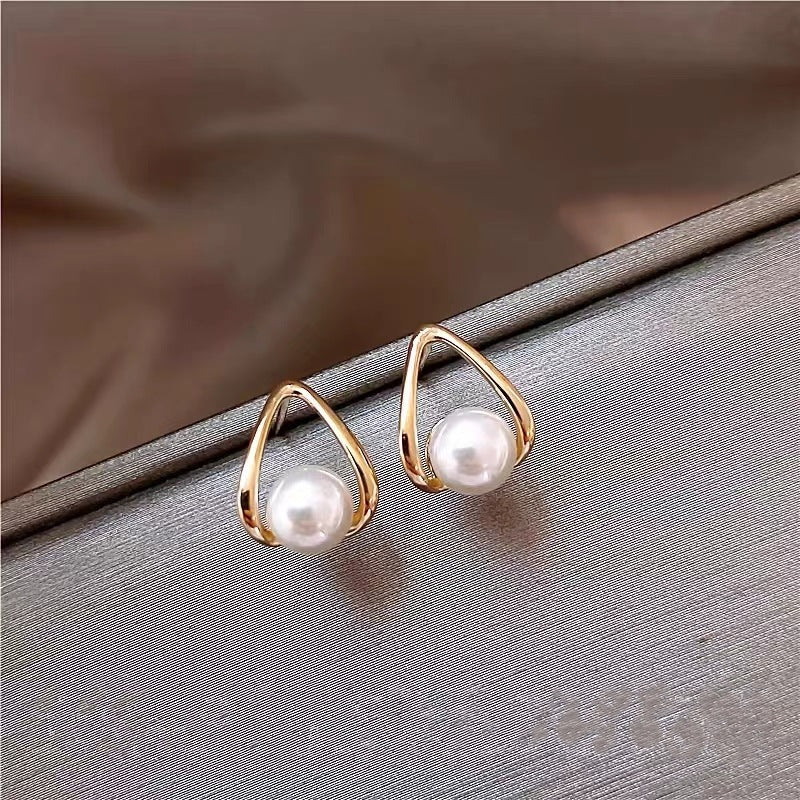 Women's Elegant Delicate Pearl Fashionable Niche Temperament Earrings