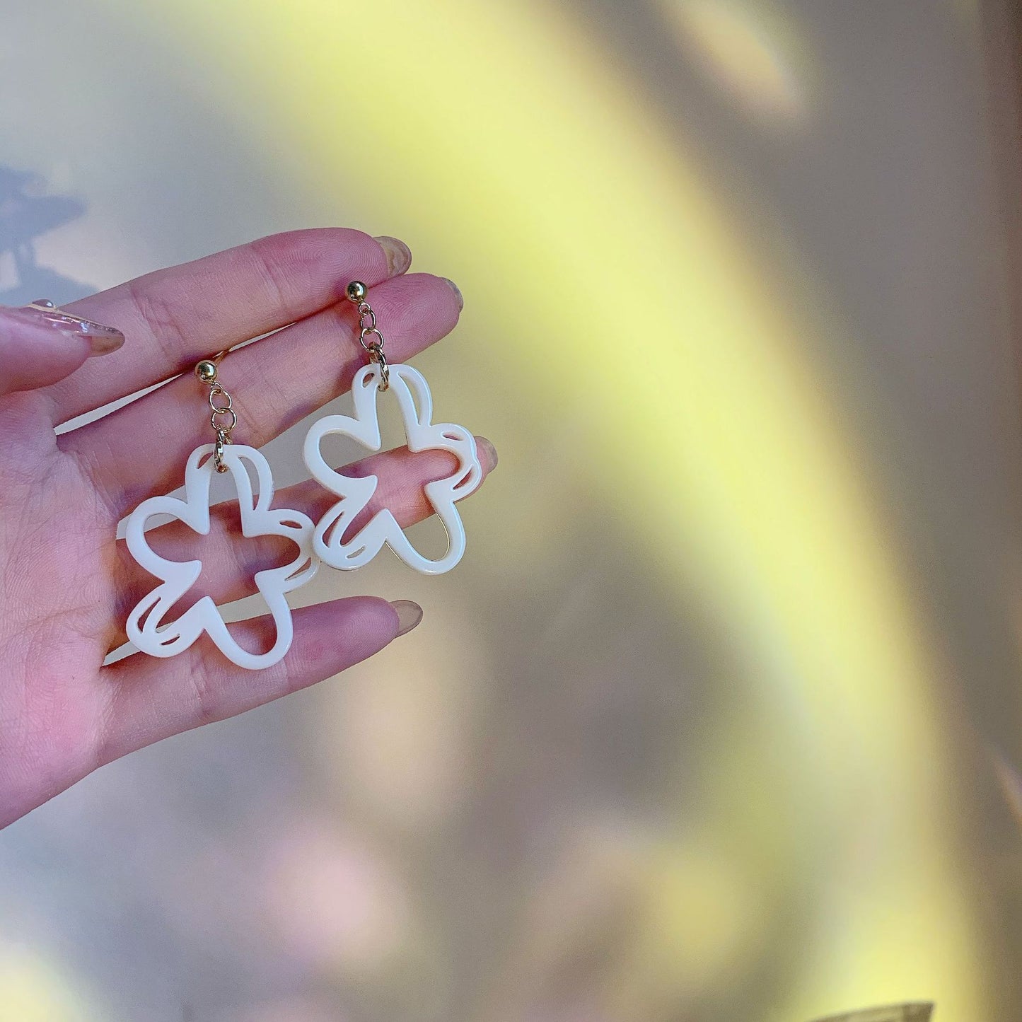 Swaying Sier Needle Slimming Dignified Hollow Acrylic Flower Retro Ear Rings