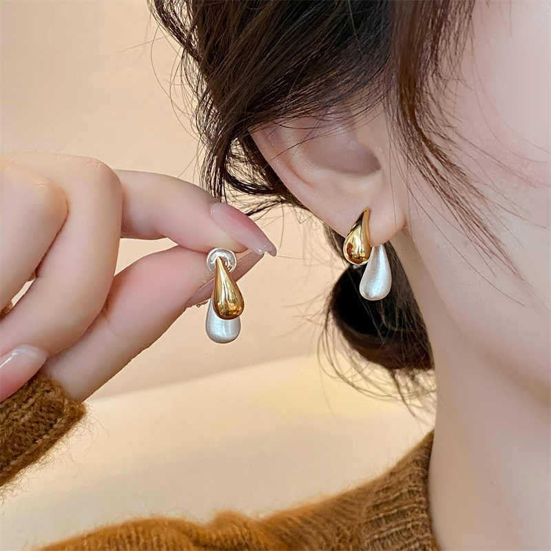 Women's Small Simple Hollow Pearl High-grade Refined Stud Earrings