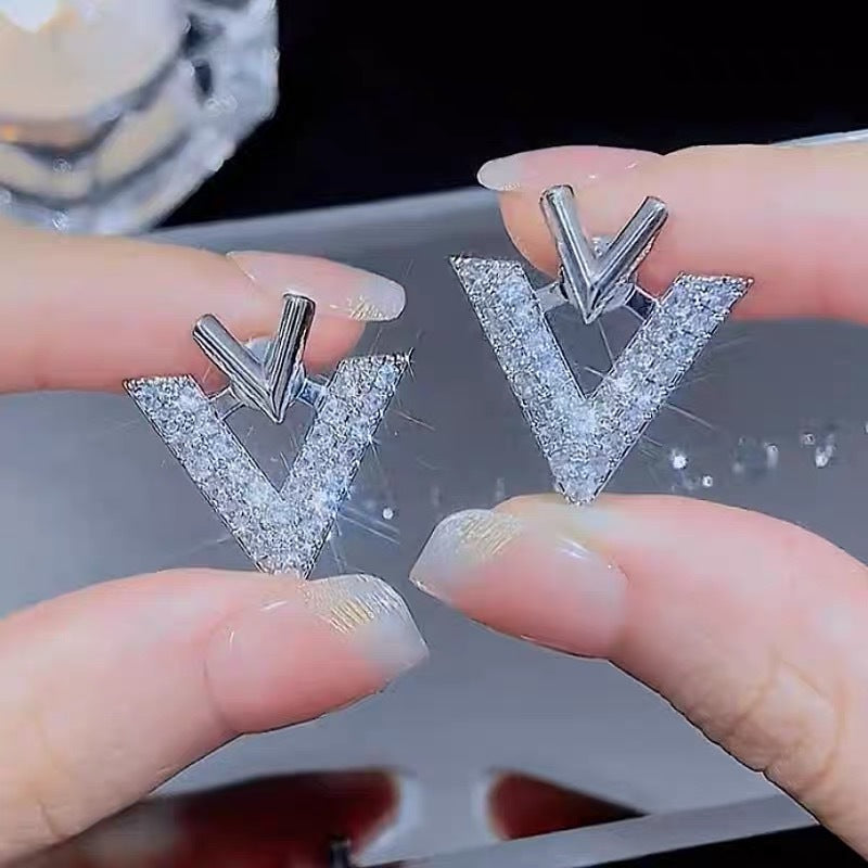 Front Rear Letters Double V High-grade Size V-shaped Earrings