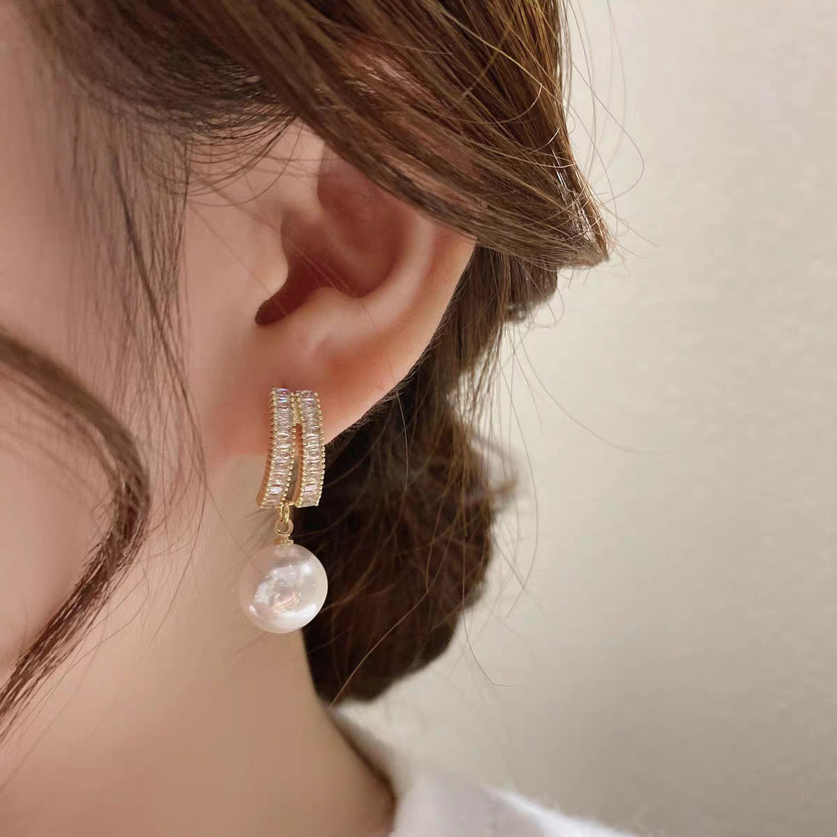 Charming Women's Bow Pearl Light Luxury Earrings