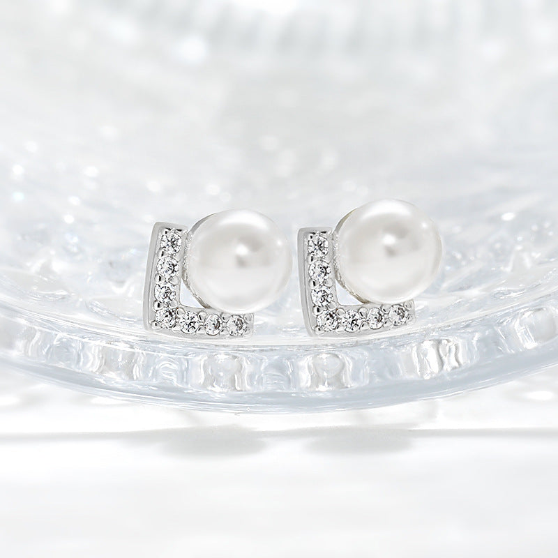 English V-shaped Pearl Simple Rhinestone Triangle Retro Debutante Style Freshwater Stud Earrings
