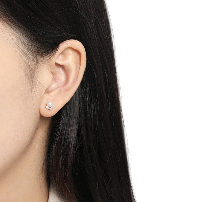English V-shaped Pearl Simple Rhinestone Triangle Retro Debutante Style Freshwater Stud Earrings