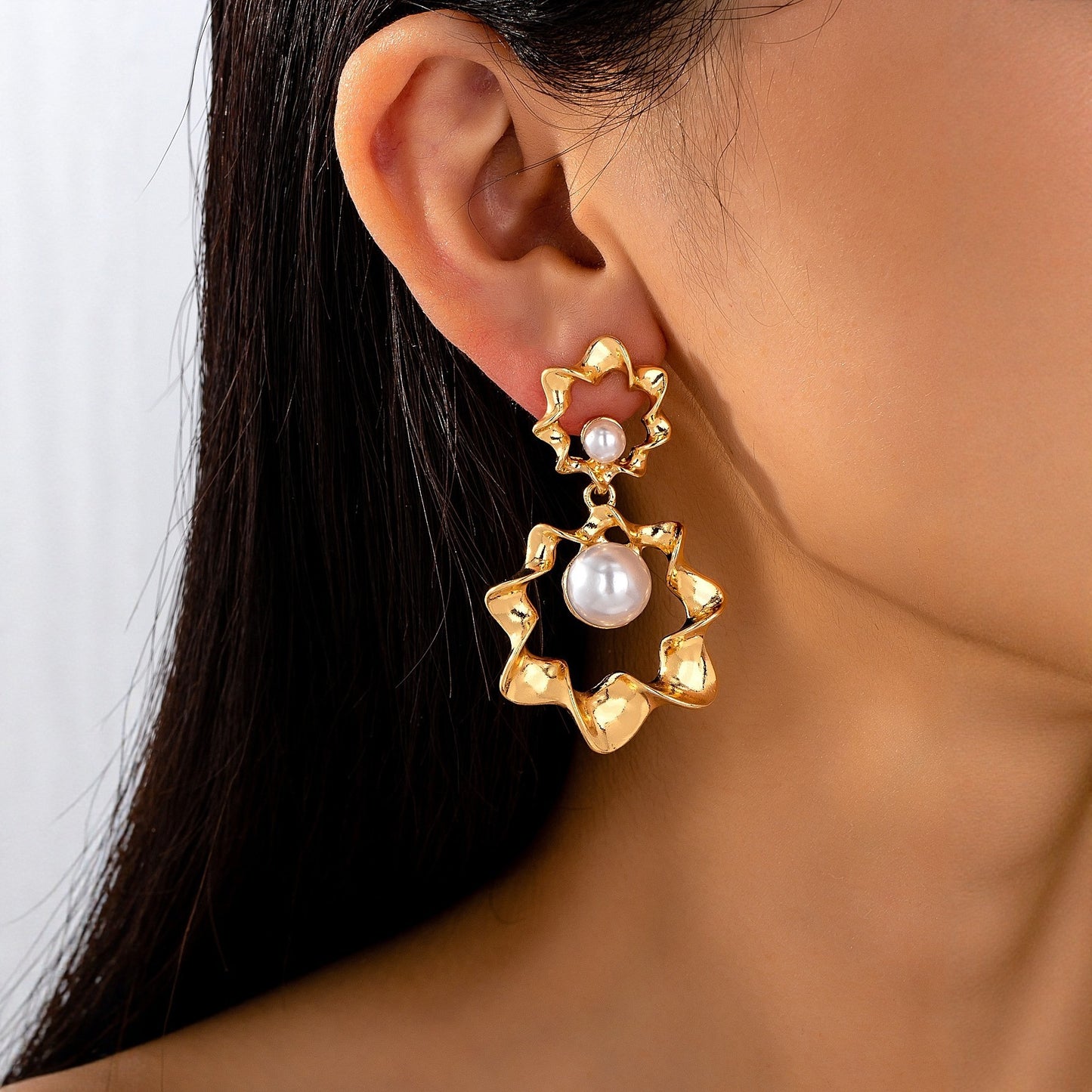 Style Retro Pleated Metal Wave Pearl Affordable Luxury Fashion Temperament Earrings