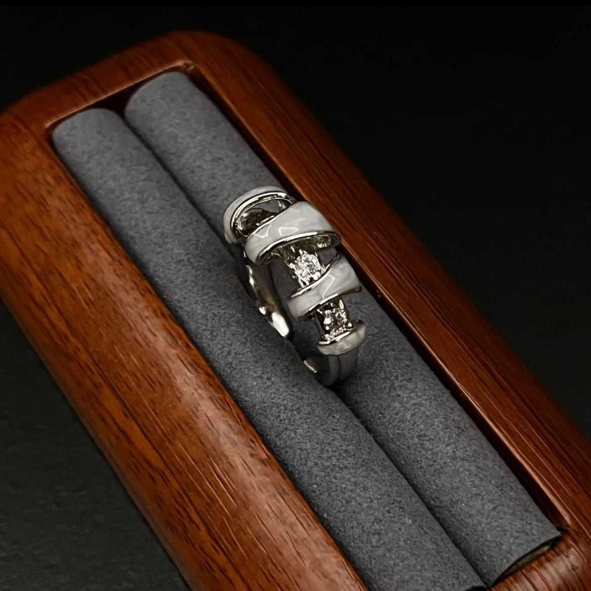 Vintage Fritillary Female Design High-grade Fashion Ring