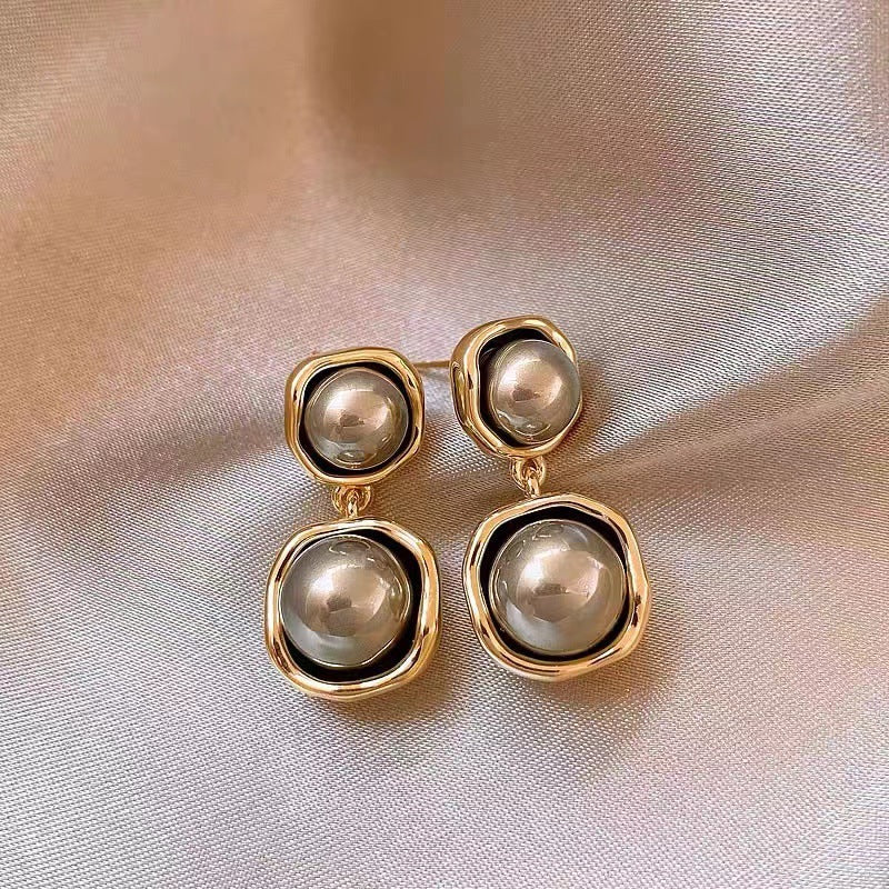 Women's Elegant Delicate Pearl Fashionable Niche Temperament Earrings