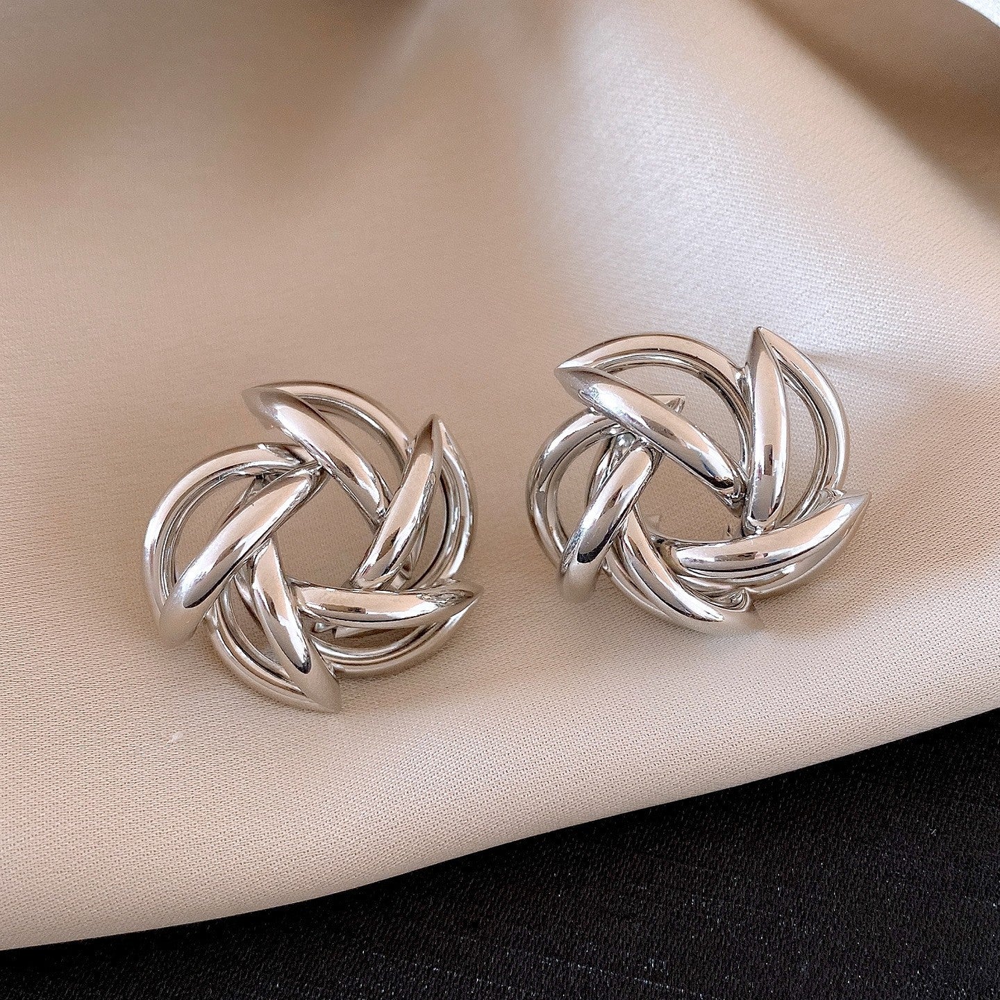 Sier Needle Metallic Hollow Flower Fishtail Pearl High-key Dignified Earrings