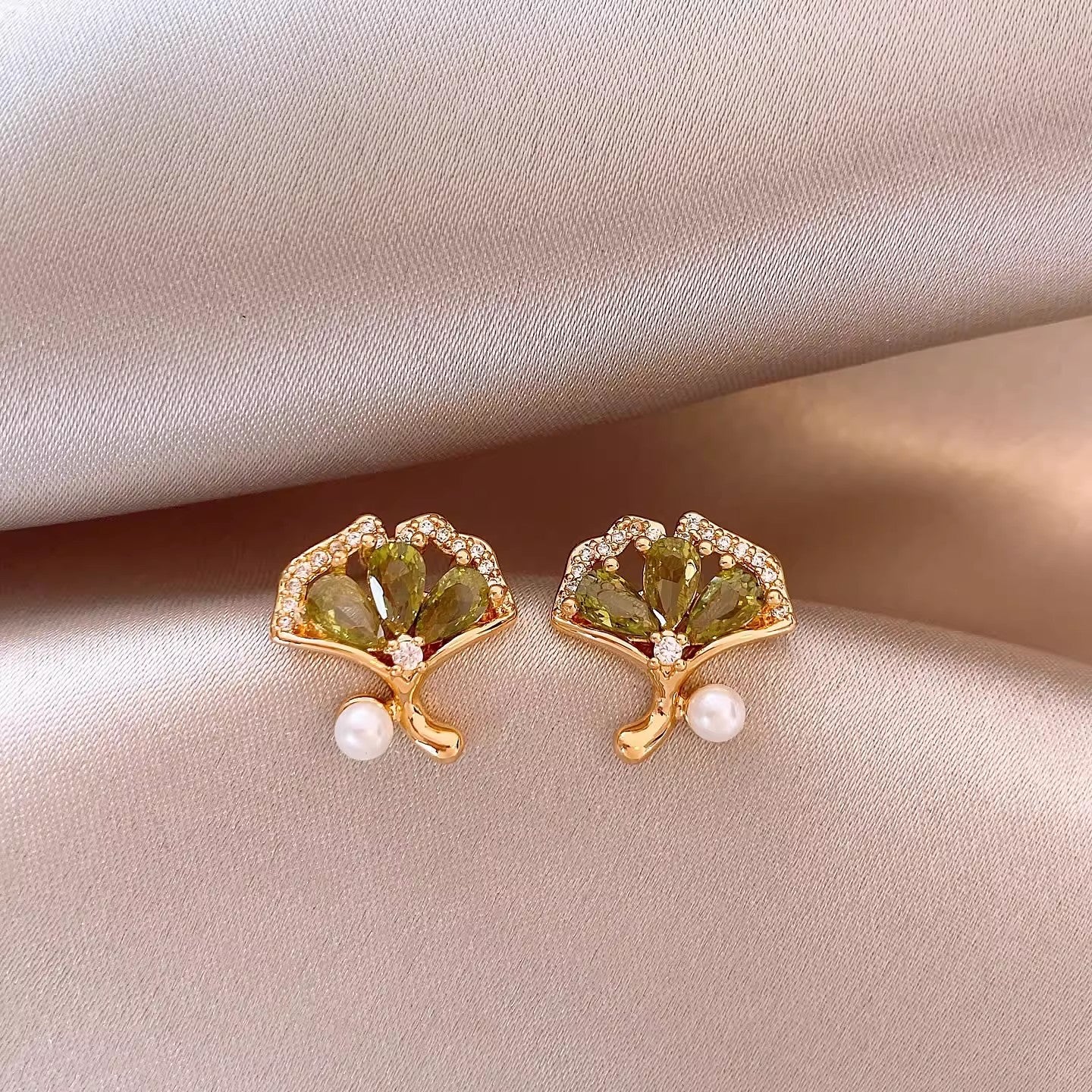 Women's Luxury Retro Fan-shaped Zircon High-grade Green Pearl Design Rings