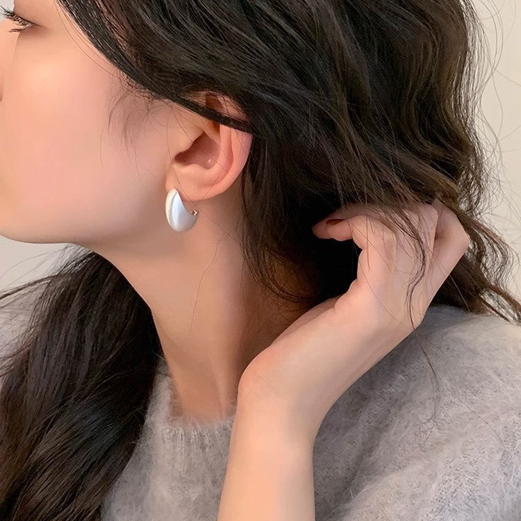 Women's Small Simple Hollow Pearl High-grade Refined Stud Earrings