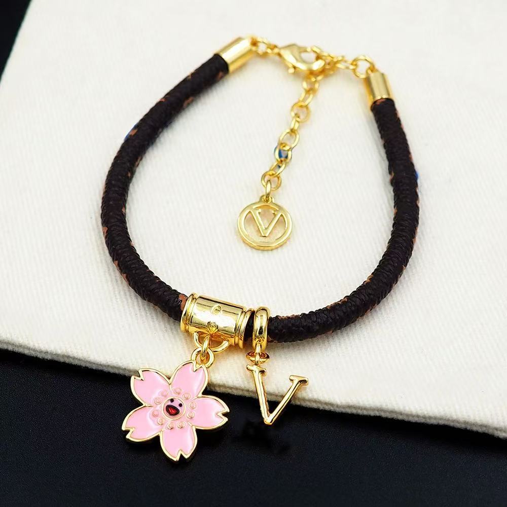 V's Four-leaf Clover Presbyopic Leather Couple Simple Bracelet