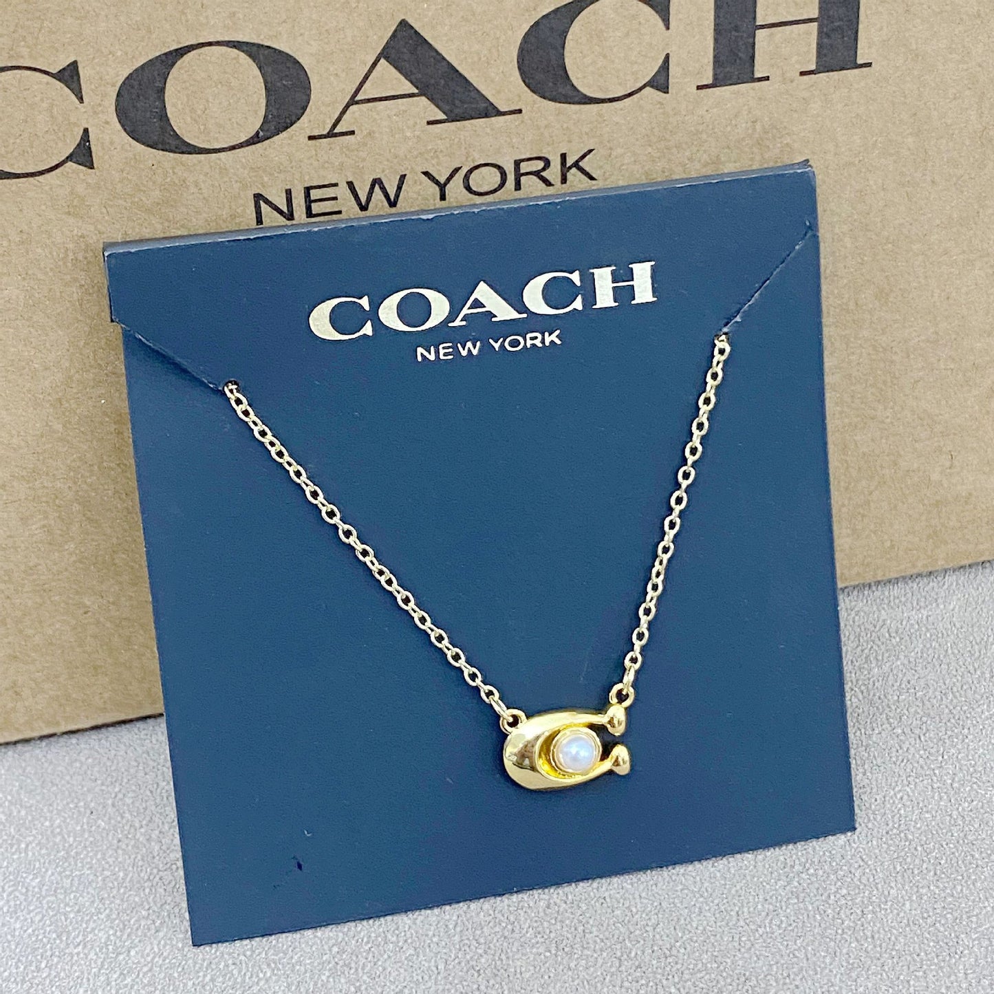 Simple Commute Design Gentle Pearl Inlaid U-shaped Letter Glossy Necklaces