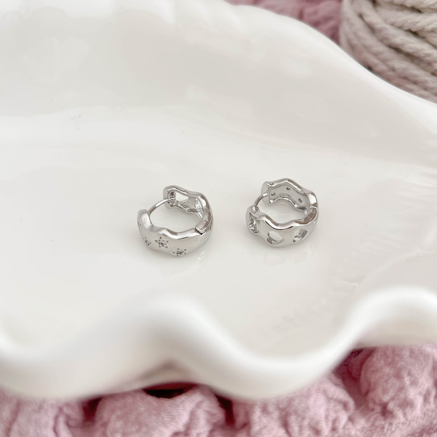 Women's Korean Style Star Hollow Clip Simple Commuter Earrings