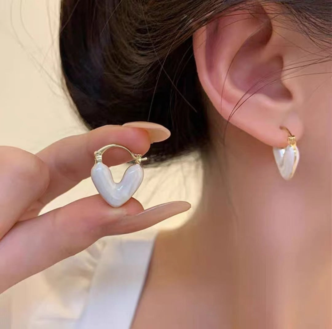 Women's Mild Luxury Retro Drop Oil Love Ear Clip Sweet Refined Rings