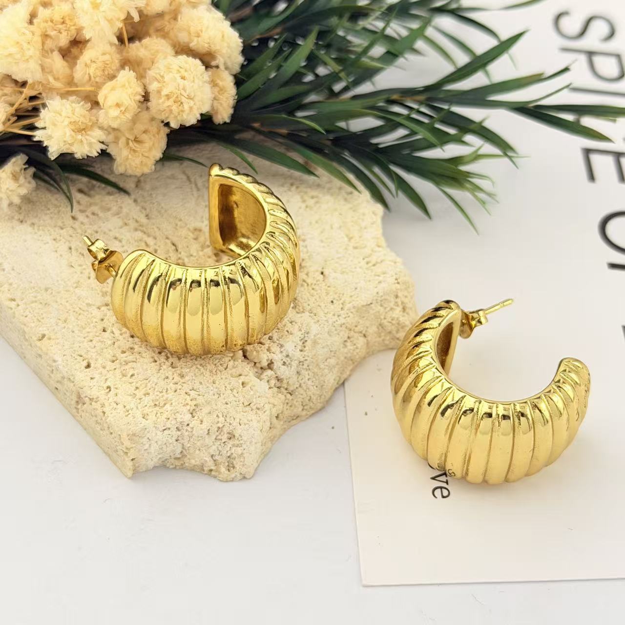 Twist Pleated Design Shaped Fashion Commuter Style Simple Versatile Elegant Earrings