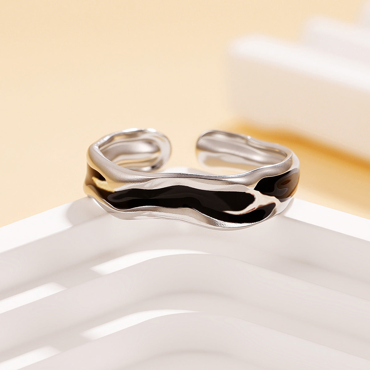 Baroque Narrow Black White Dripping Female Personality Rings