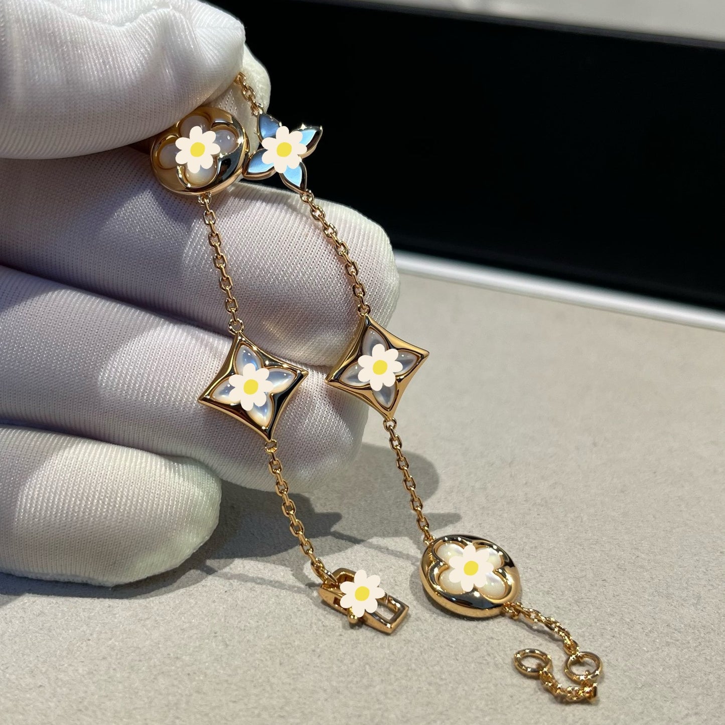 Donkey Diamond White Shell Ite Pointed Flower Four Presbyopic Bracelet