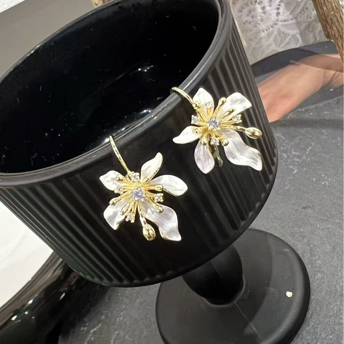 Flower Clips Super Beautiful Light Luxury High-grade Fashion Ear Buckle