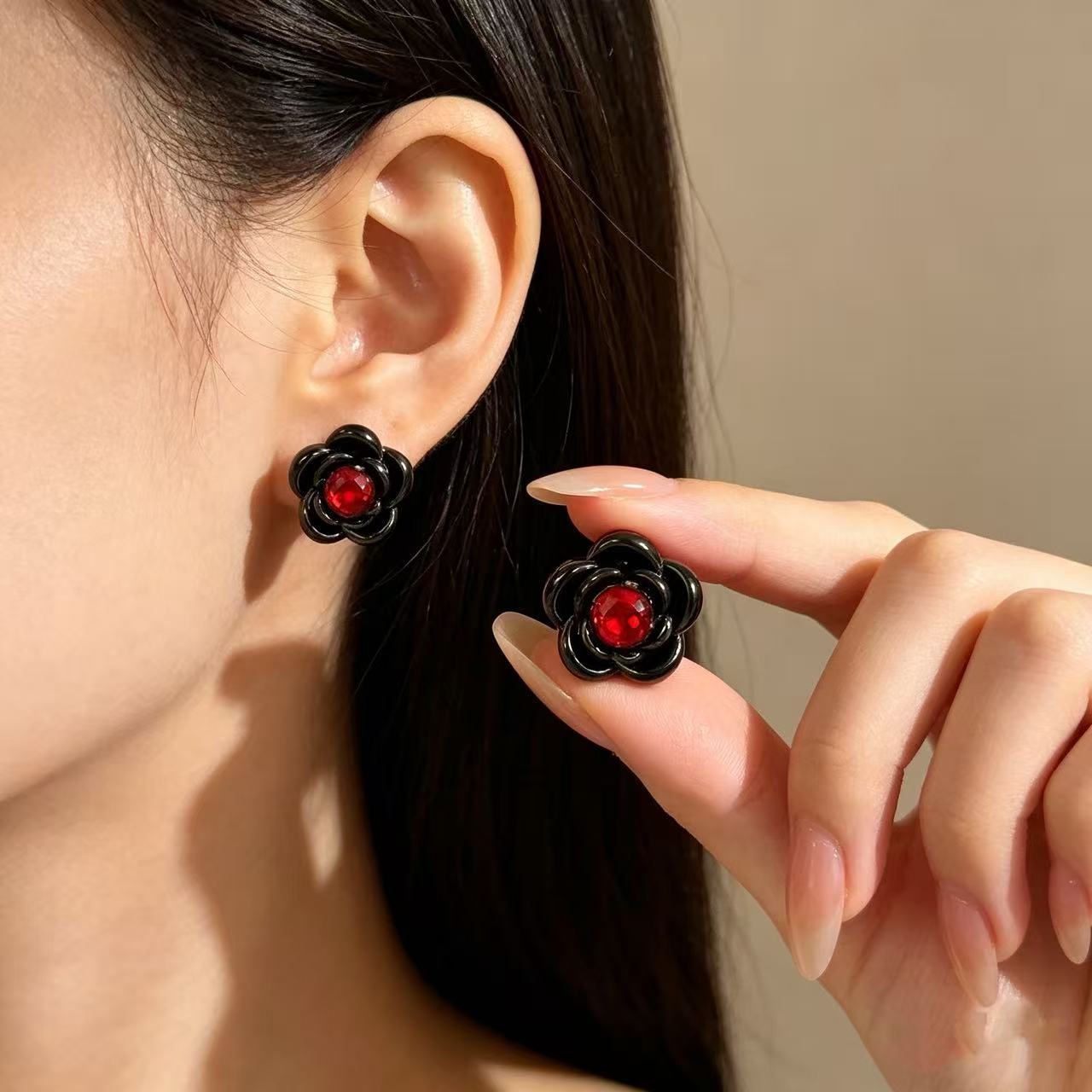 Henson Jing Thorn High-grade Inlaid Zirconium Stud Earrings