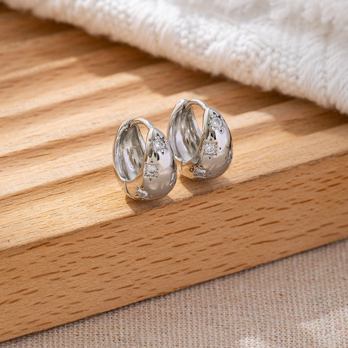 Classic Style Gold-plated Clover Clip High-grade Zircon Ear Buckle