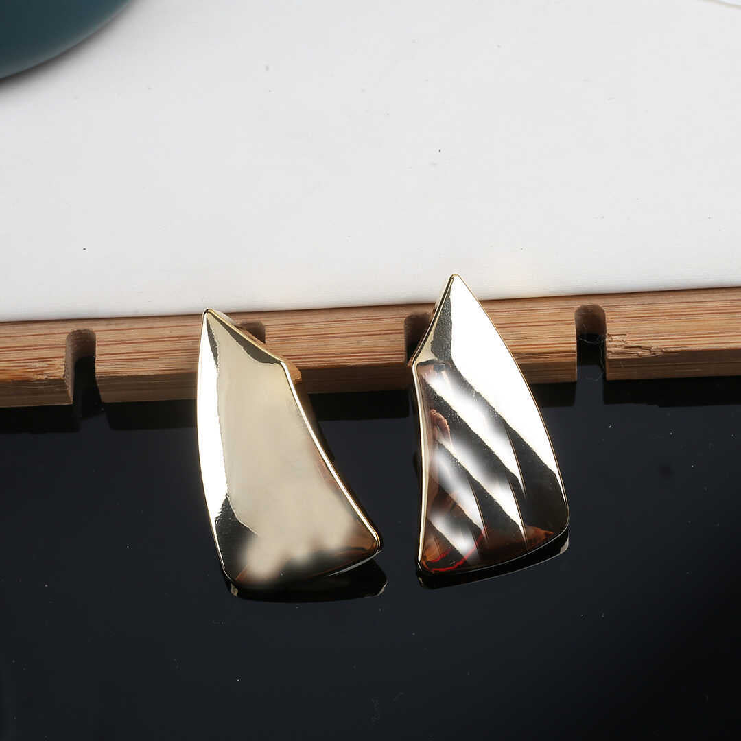 Women's Golden Irregular Geometric Shape Dignified Ear Earrings