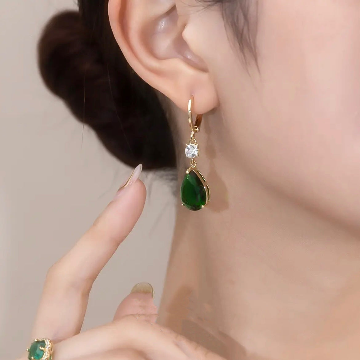 Vintage Court Style Emerald Zircon Water Drop Light Luxury Minority Ear Buckle