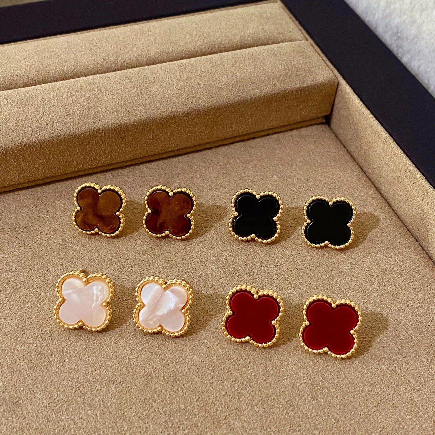 Gold-plated Retro Classic Fashion Four-leaf Clover Resin Female Light Luxury Stud Earrings