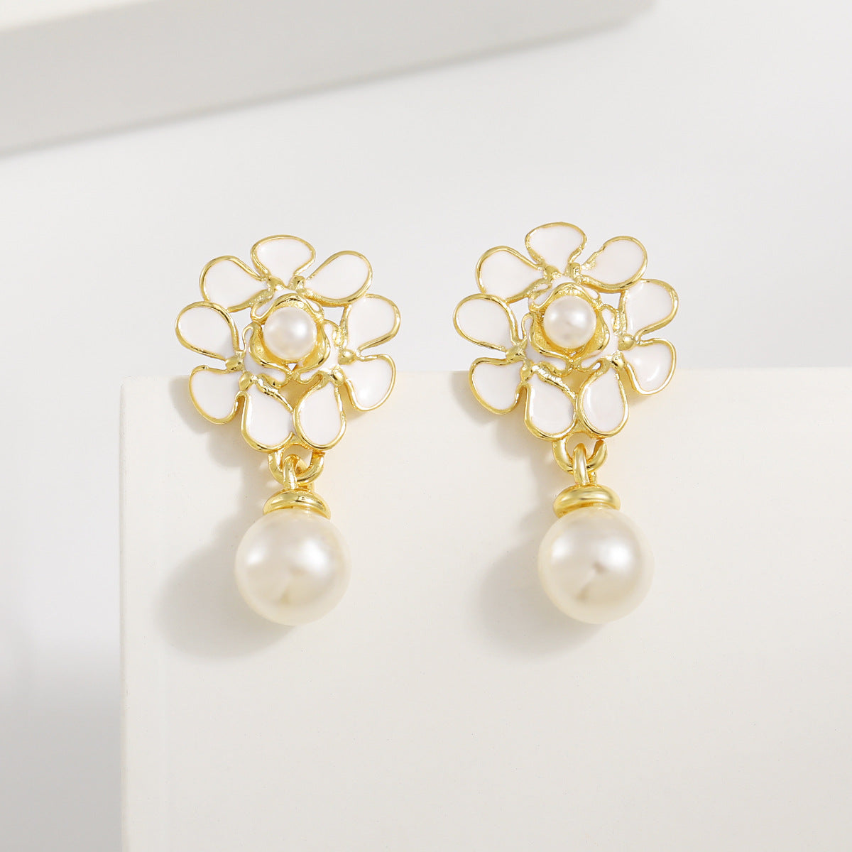 Floras Pearl Exclusive Guardian Flower God Light Luxury Minority Design Earrings