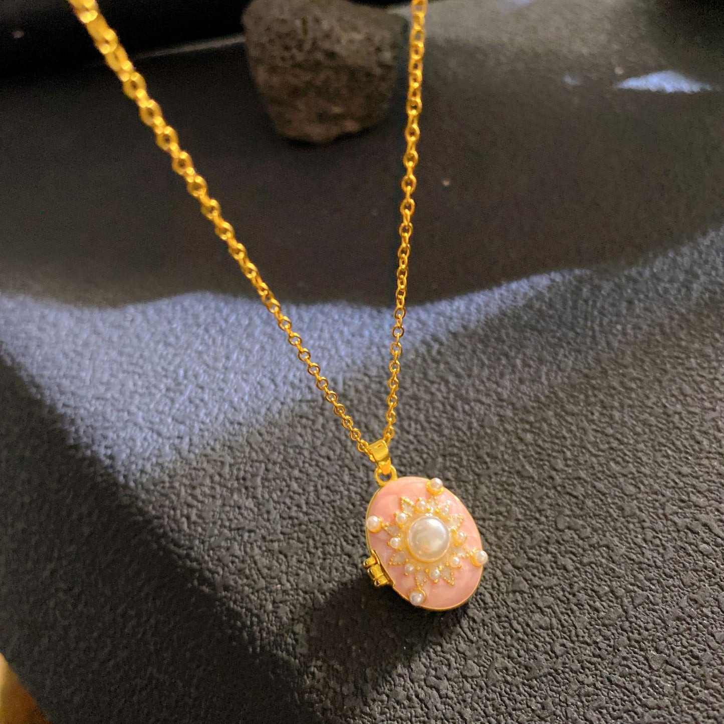Women's Drip Glazed Box Fashion Shell Pearls Light Luxury Clavicle Pendants
