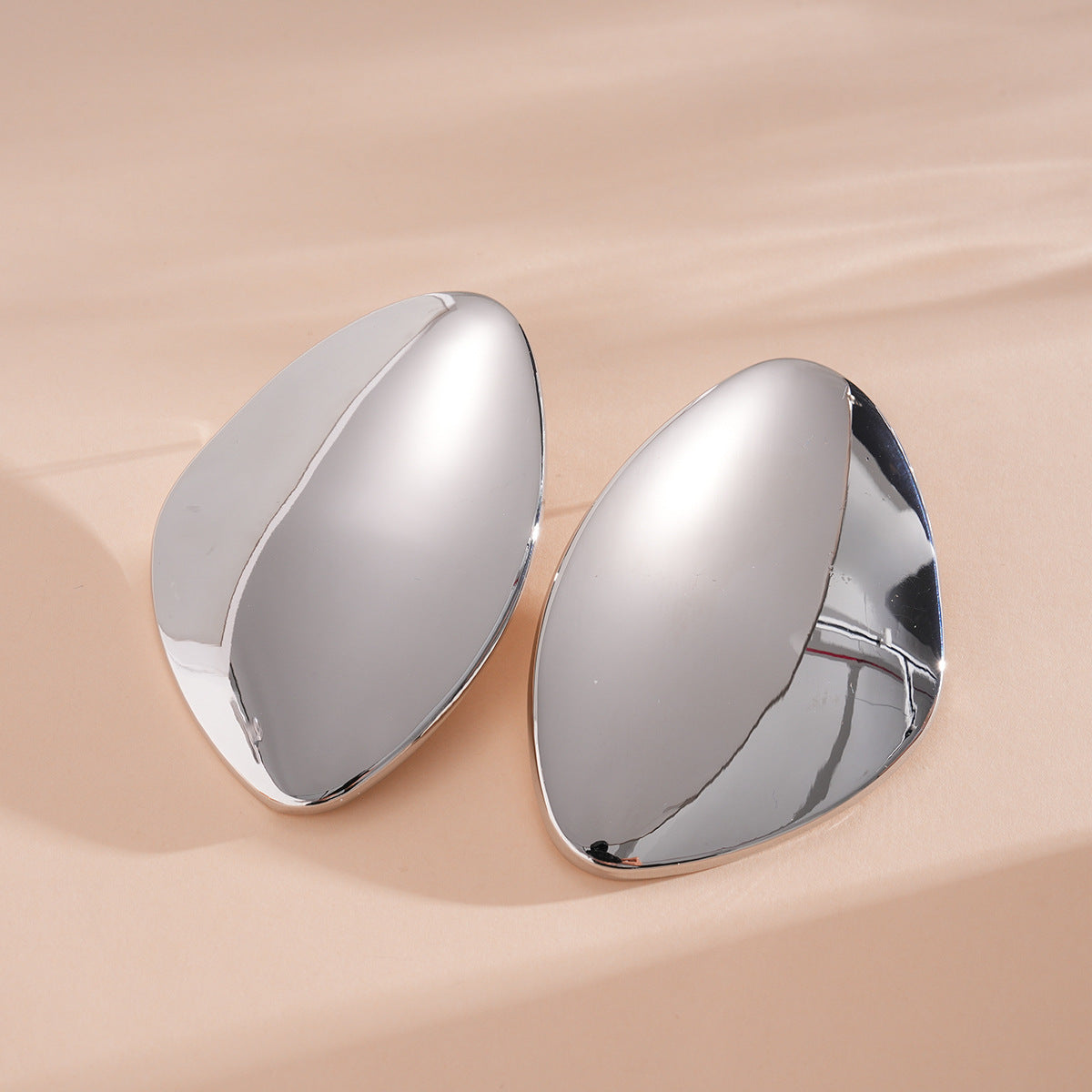 Geometric Cut Heart-shaped Oval Irregular Design Versatile Light Stud Earrings