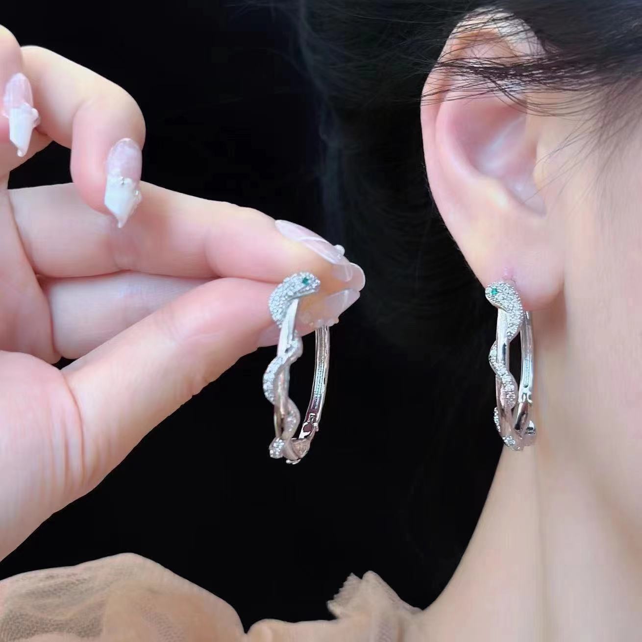 Women's Style High-grade Large Hoop Light Luxury Ear Clip Earrings