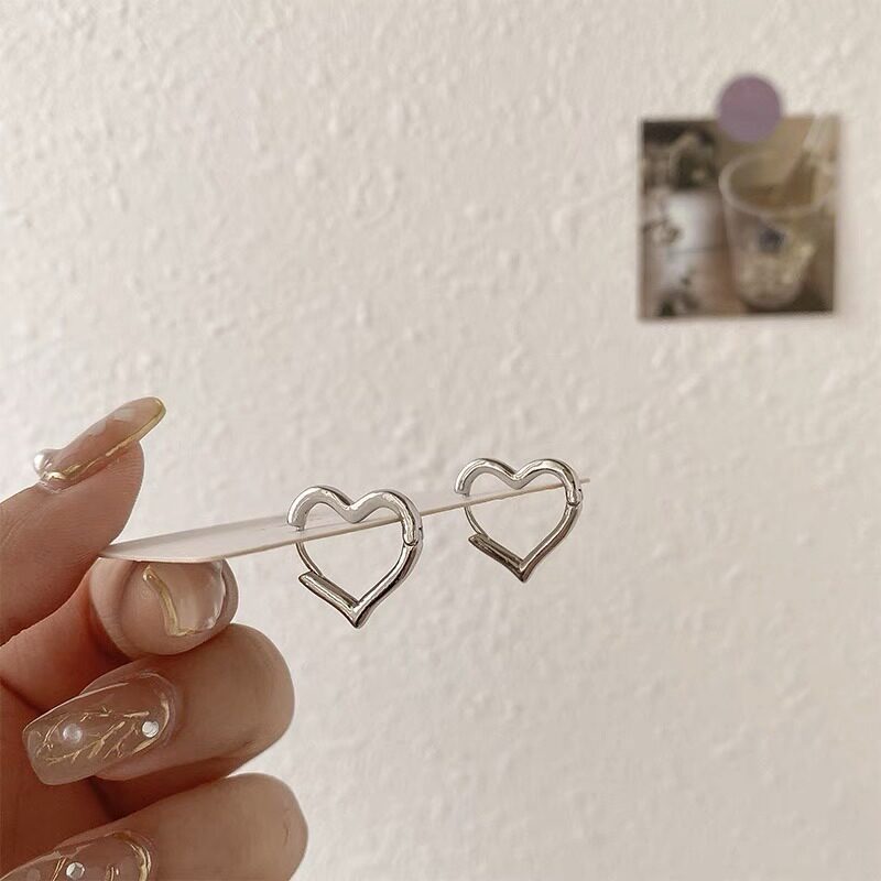 Women's Simple Hollow Heart-shaped Clip Elegant High-grade Earrings
