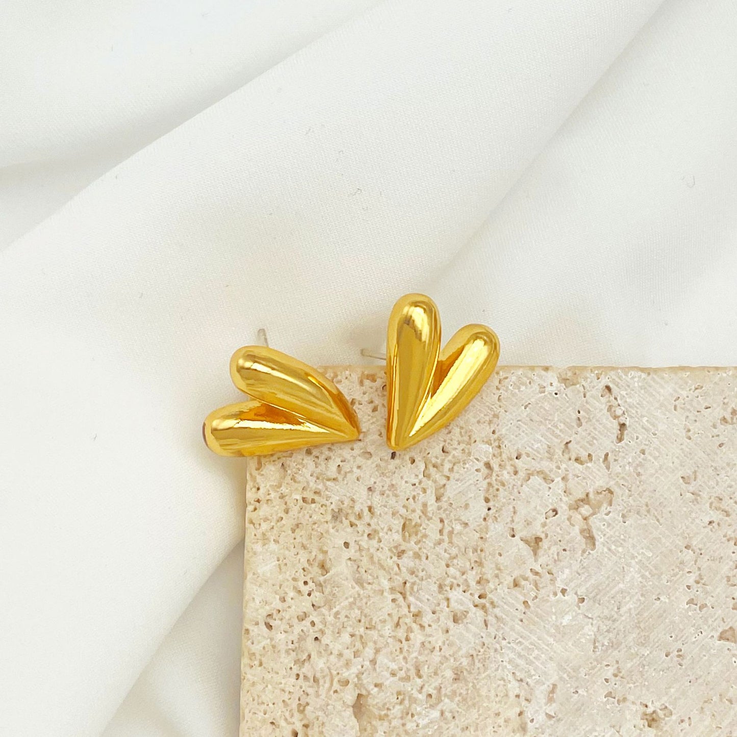 Women's Love Heart Lines Pleated Three-dimensional Niche Fashionable Temperament Stud Earrings
