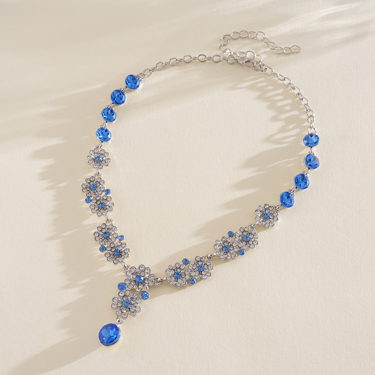 Women's Flower Round Vintage Court Style Light Luxury Clavicle Chain Fashion Necklace